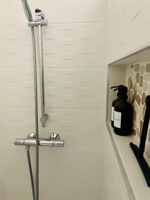 Shower, hair dryer, bidet, towels - Studio Neuf Proche Saint Omer (Ecques)