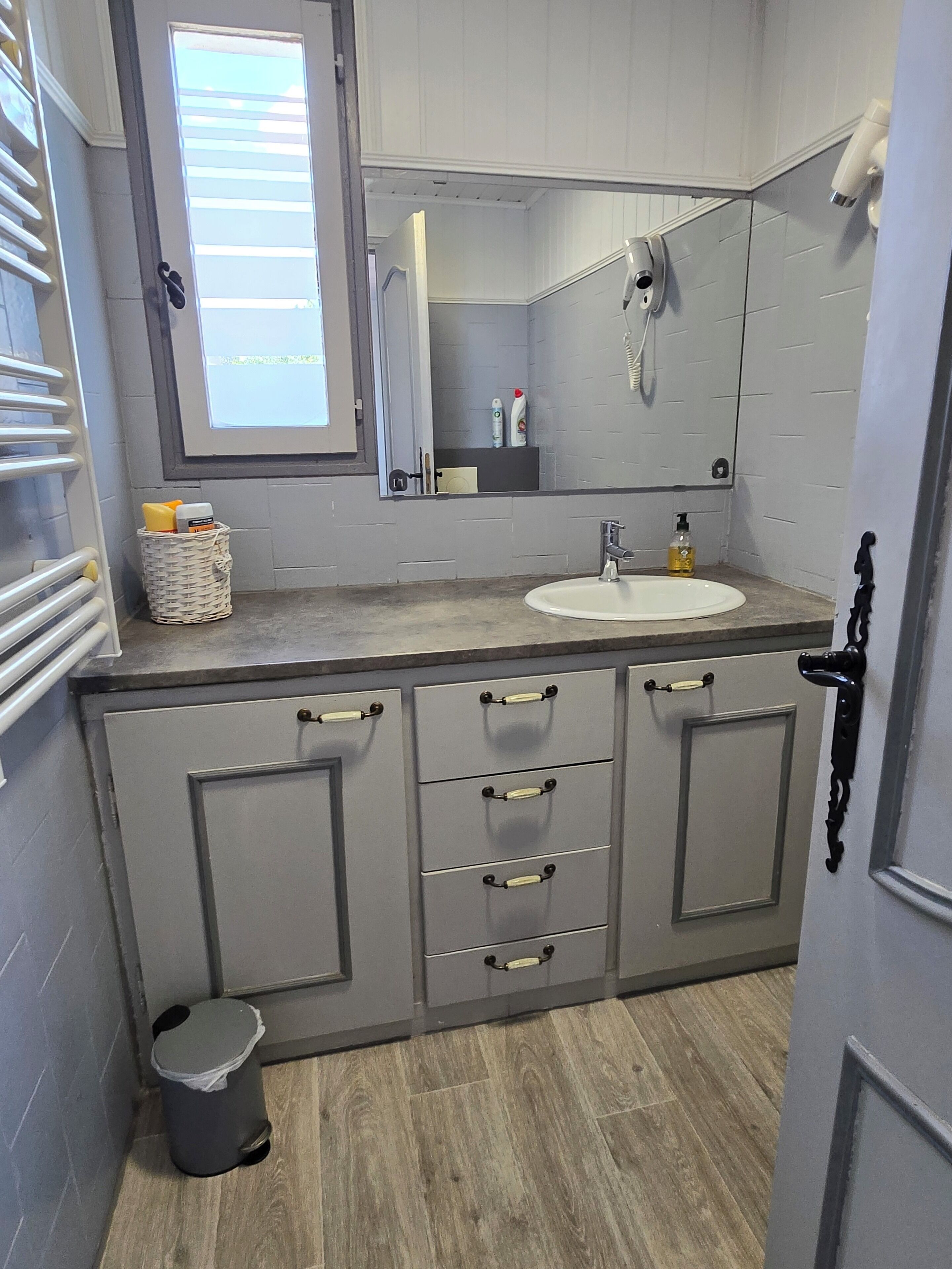 Een haardroger, handdoeken, zeep, toiletpapier