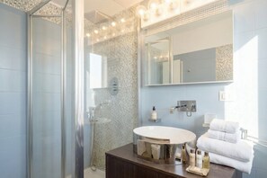Dusche, Bidet, Handtücher, Shampoo