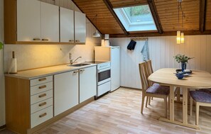 Fridge, coffee/tea maker