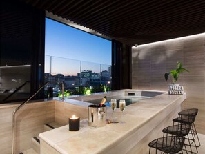 Spa - Stylish 1-Bed Apartment in Fortitude Valley (Fortitude Valley)