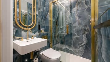 Apartamento (Economy Room) | Banheiro | Chuveiro, secador de cabelo, toalhas de banho, sabonete