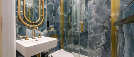 Departamento (Economy Room) | Baño | Regadera, secadora de cabello, toallas, jabón