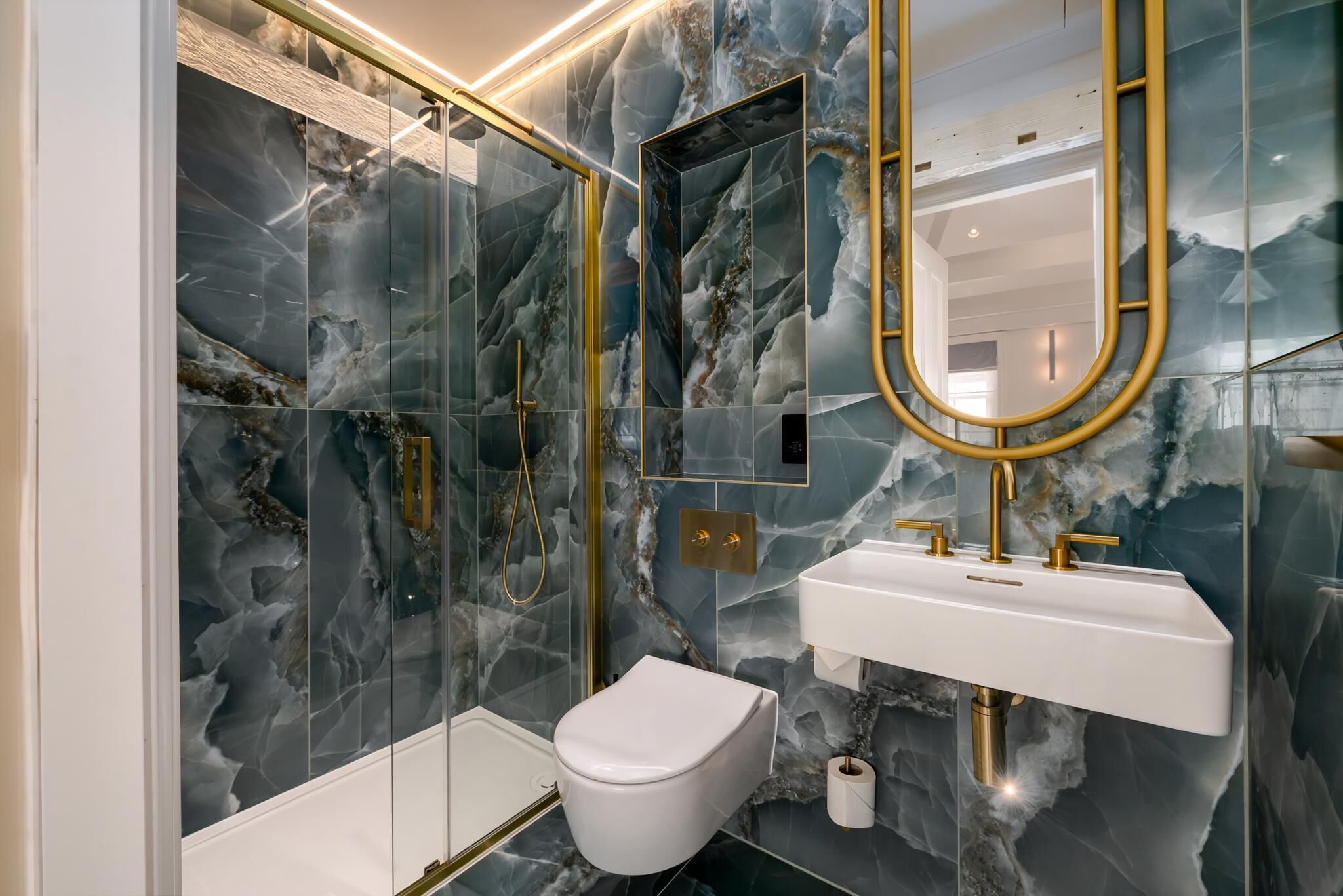 Appartement (Executive Room) | Badkamer | Een douche, een haardroger, handdoeken, zeep