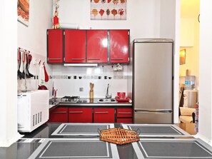 Refrigerador, horno, cafetera y tetera y tetera eléctrica 