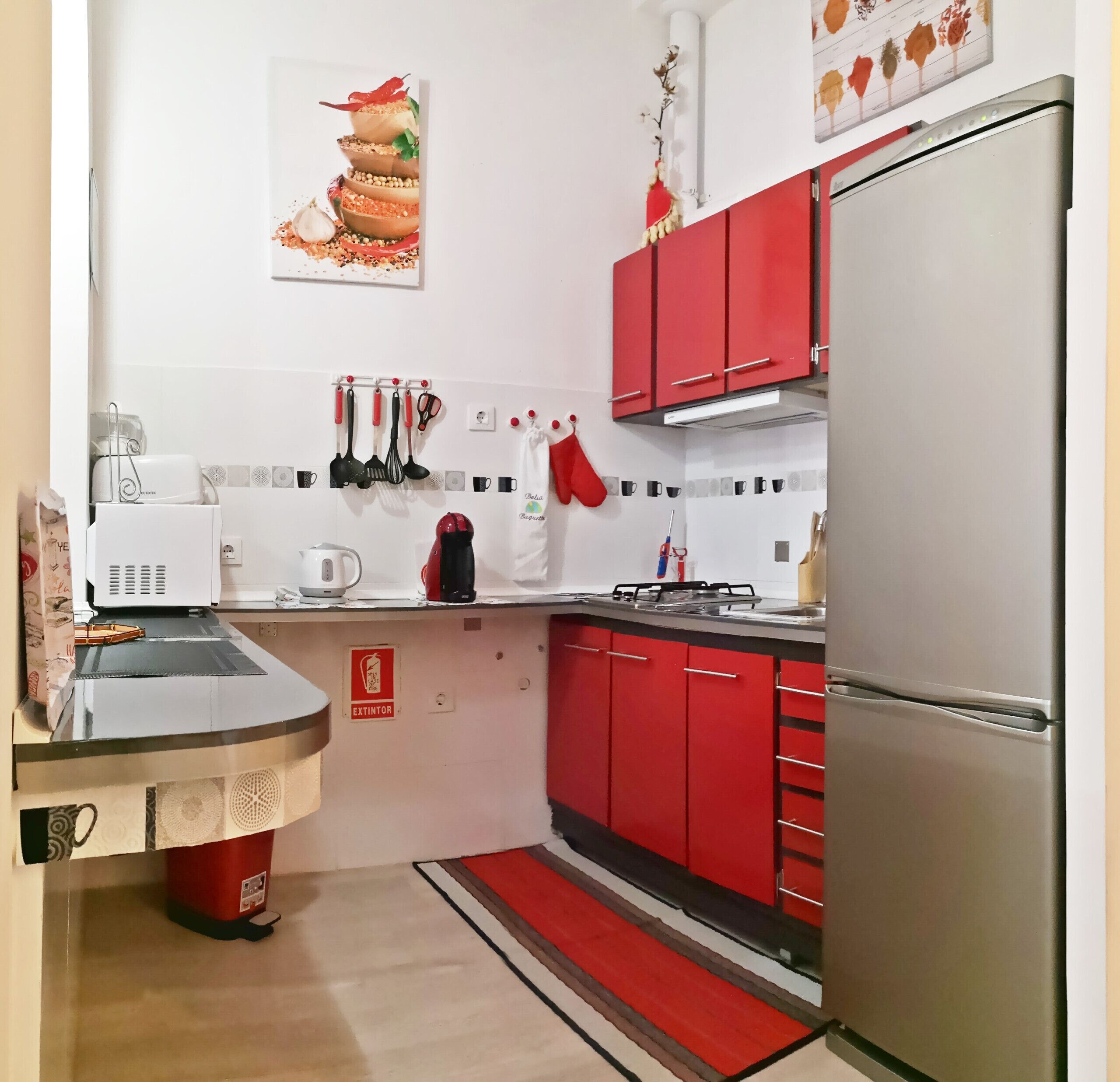 Een koelkast, een oven, een kookplaat, een koffiezetapparaat/waterkoker