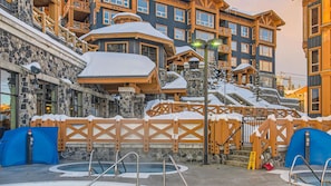 Outdoor spa tub - Okanagan - Stonegate Resort Unit C403 (Beaverdell)