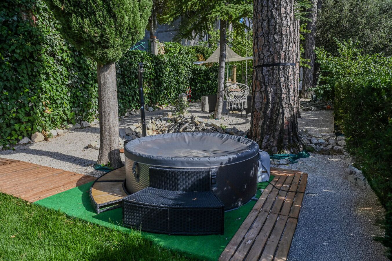 Outdoor spa tub