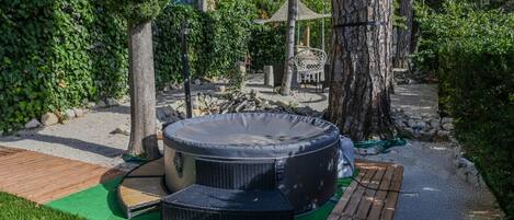 Outdoor spa tub