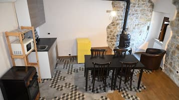 Een koelkast, een microgolfoven, een koffiezetapparaat/waterkoker