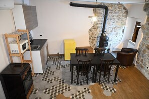 Een koelkast, een microgolfoven, een koffiezetapparaat/waterkoker