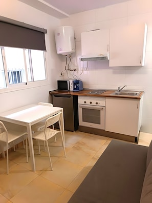 ثلاجة، ميكروويف، فرن، موقد طهي مسطح