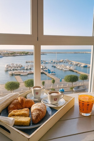 Suite, Sea View | Blackout drapes, iron/ironing board