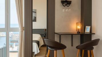 ห้องสวีท, วิวทะเล | ผ้าม่านกันแสง, เตารีด/โต๊ะรีดผ้า