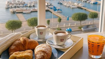 فطور من الأطباق المحلية يوميًا بتكلفة قدرها (10 EUR للشخص)