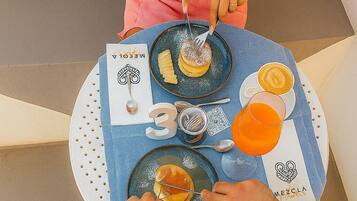 Se ofrece un desayuno típico de la región (10 EUR por persona)