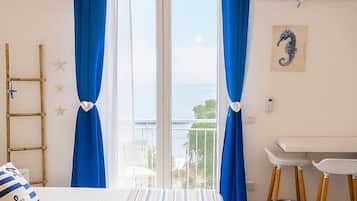 Classic Double Room, Balcony, City View | Langsir/tirai gelap terus, seterika/papan seterika