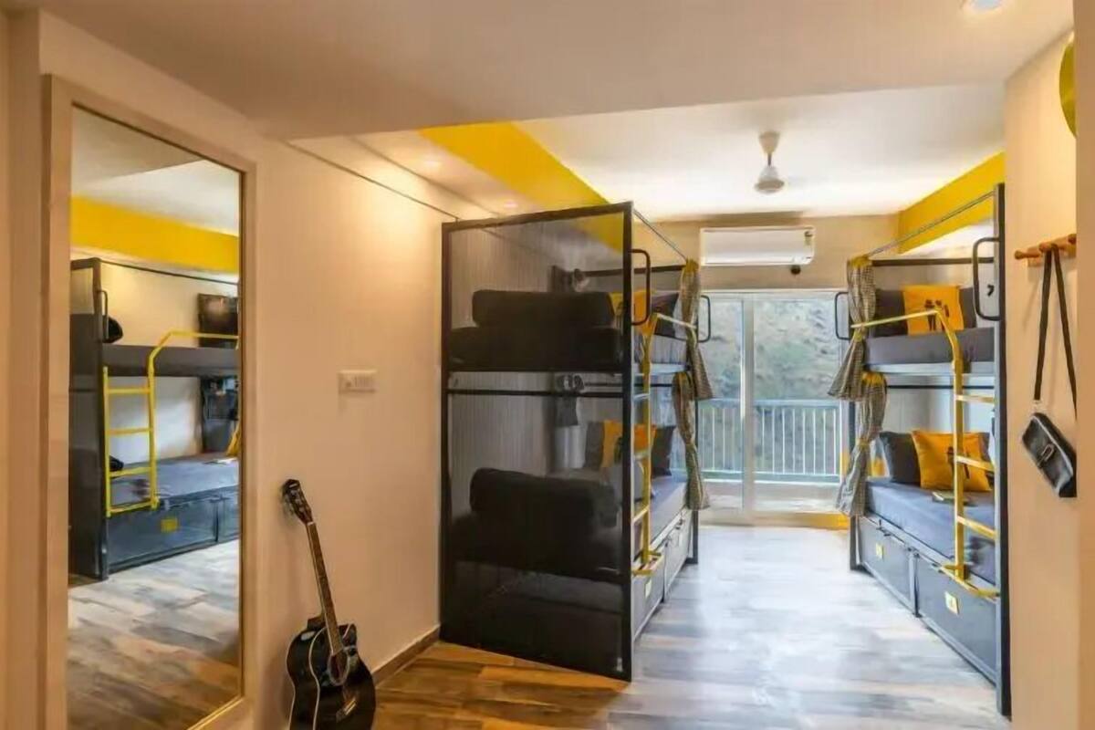 Phòng tập thể tiện nghi đơn giản, quang cảnh thung lũng | Truy cập Internet không dây miễn phí, bộ trải giường