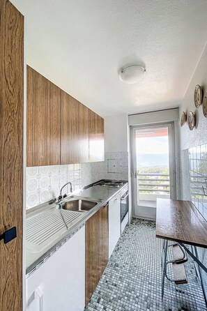 Refrigerador, horno, lavavajillas y utensilios de cocina 