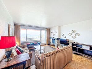 Televisión y chimenea 