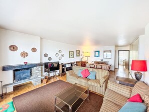 TV, fireplace - Cransalpin Apt. 28 / Secteur 1 by Interhome (Crans-Montana)