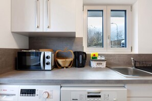 Fridge, microwave, oven, stovetop - Apartment 'Fewo Am Mühlenbach' with Shared Garden and Wi-Fi (Wehr)
