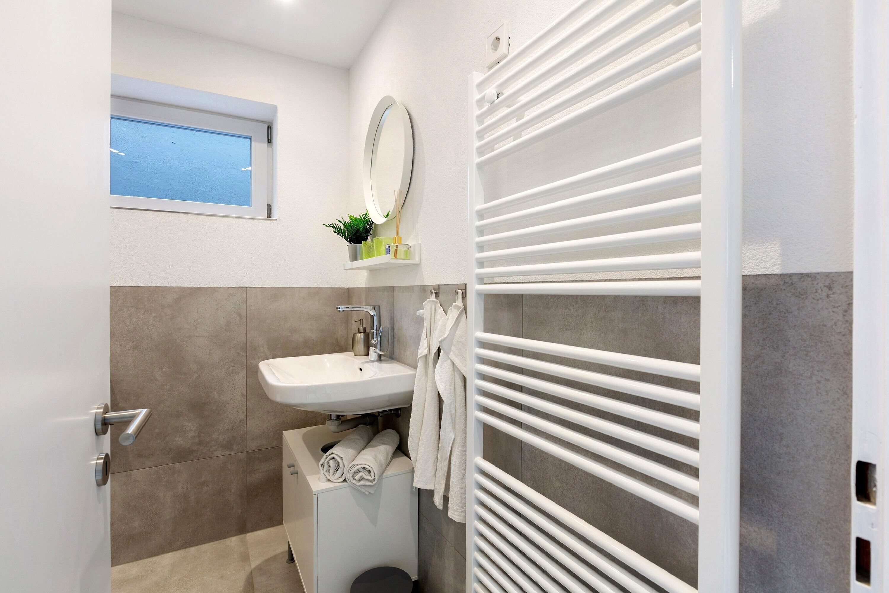 Dusche, kostenlose Toilettenartikel, Haartrockner, Handtücher