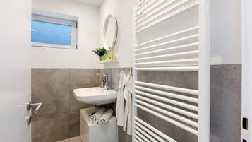 Douche, sĂšche-cheveux, serviettes fournies