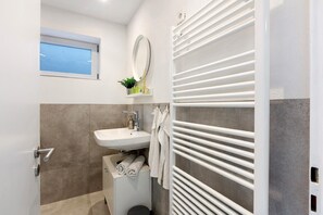 Een douche, een haardroger, handdoeken