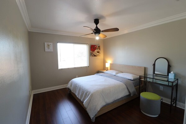 Tabla de planchar con plancha, wifi y ropa de cama 