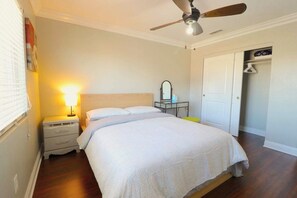 Tabla de planchar con plancha, wifi y ropa de cama 