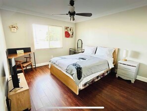 Tabla de planchar con plancha, wifi y ropa de cama 