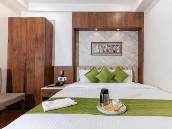 Deluxe Room | Soundproofing, iron/ironing board, free WiFi - Emerald Inn (Bhopal)