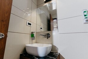 Towels, soap, shampoo, toilet paper