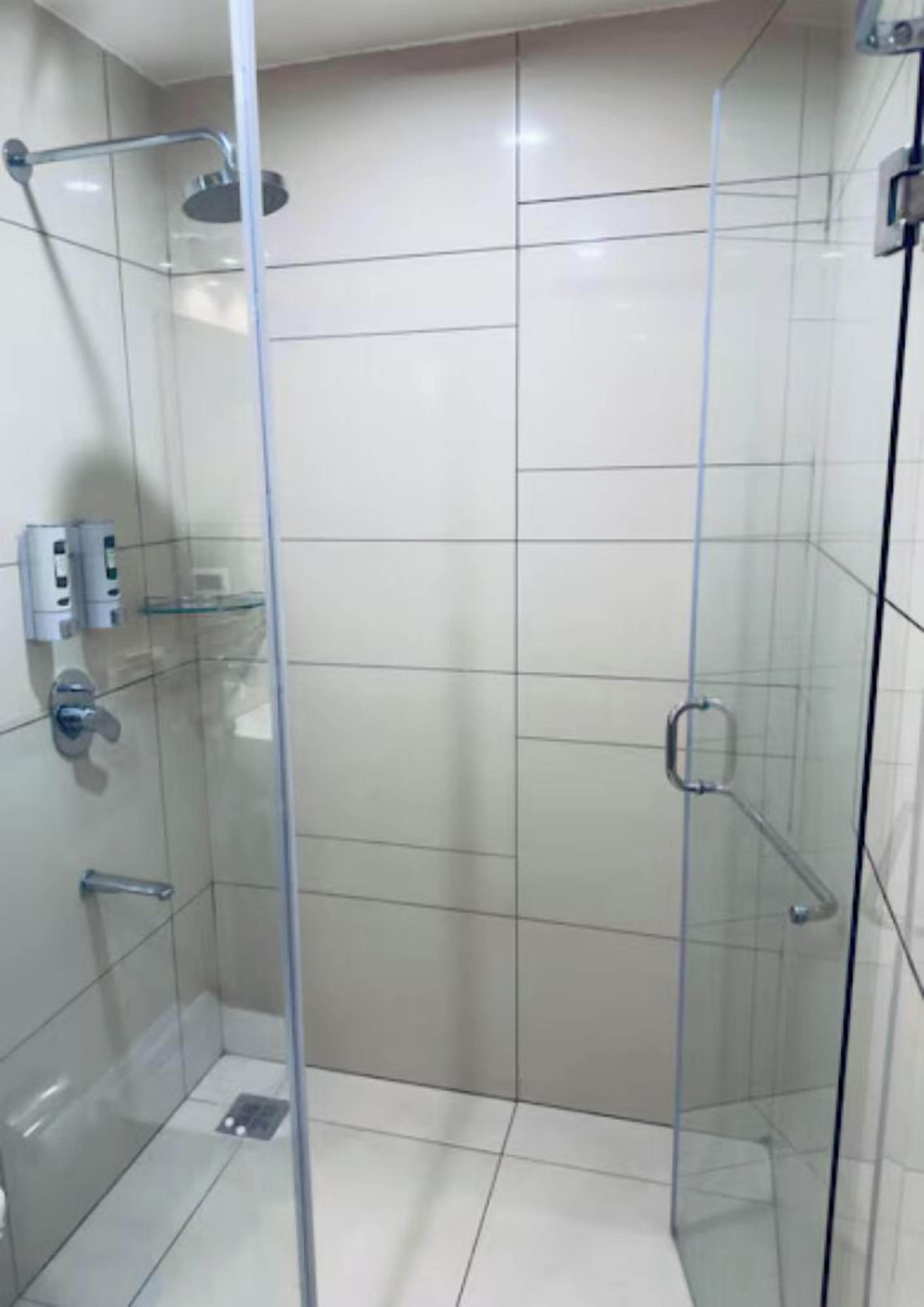 Executive Room | Bathroom | Slippers, towels, soap, shampoo