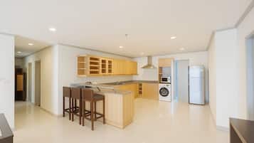 Penthouse panorámico, 3 habitaciones, vista a la playa, frente al mar | Cocina privada