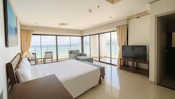 Penthouse panorámico, 3 habitaciones, vista a la playa, frente al mar | Caja de seguridad en la habitación y escritorio