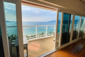 Un balcón con vista al mar y a las montañas.
