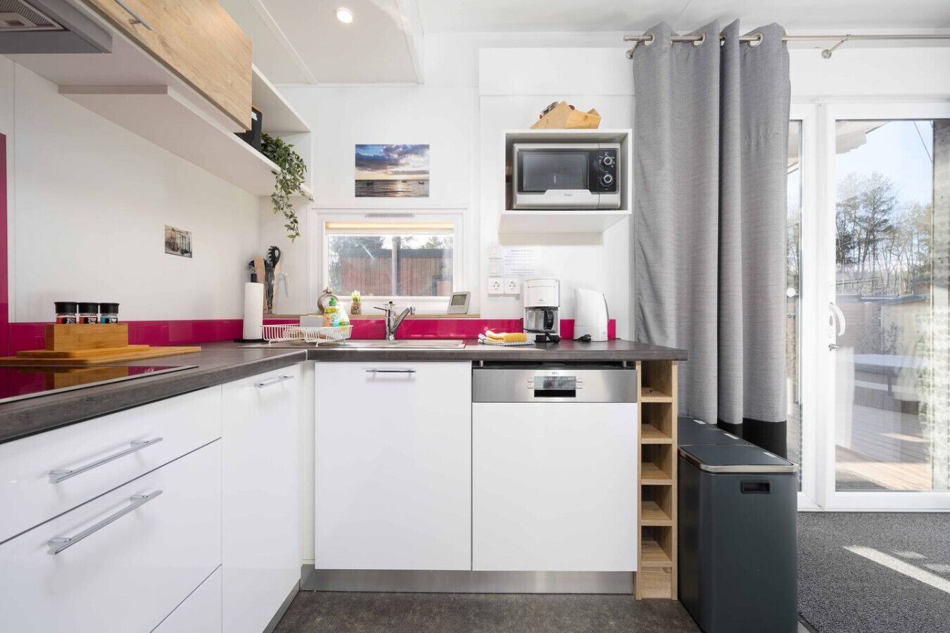 Réfrigérateur, micro-ondes, lave-vaisselle, cafetière/bouilloire