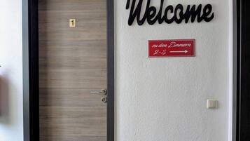 Bàn, màn/rèm cản sáng, truy cập Internet không dây miễn phí