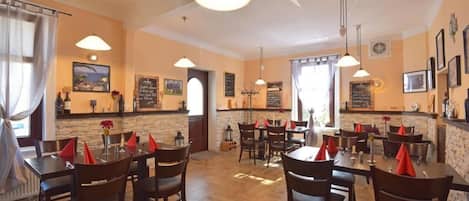 Lunch and dinner served, Italian cuisine