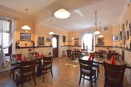 Lunch and dinner served, Italian cuisine