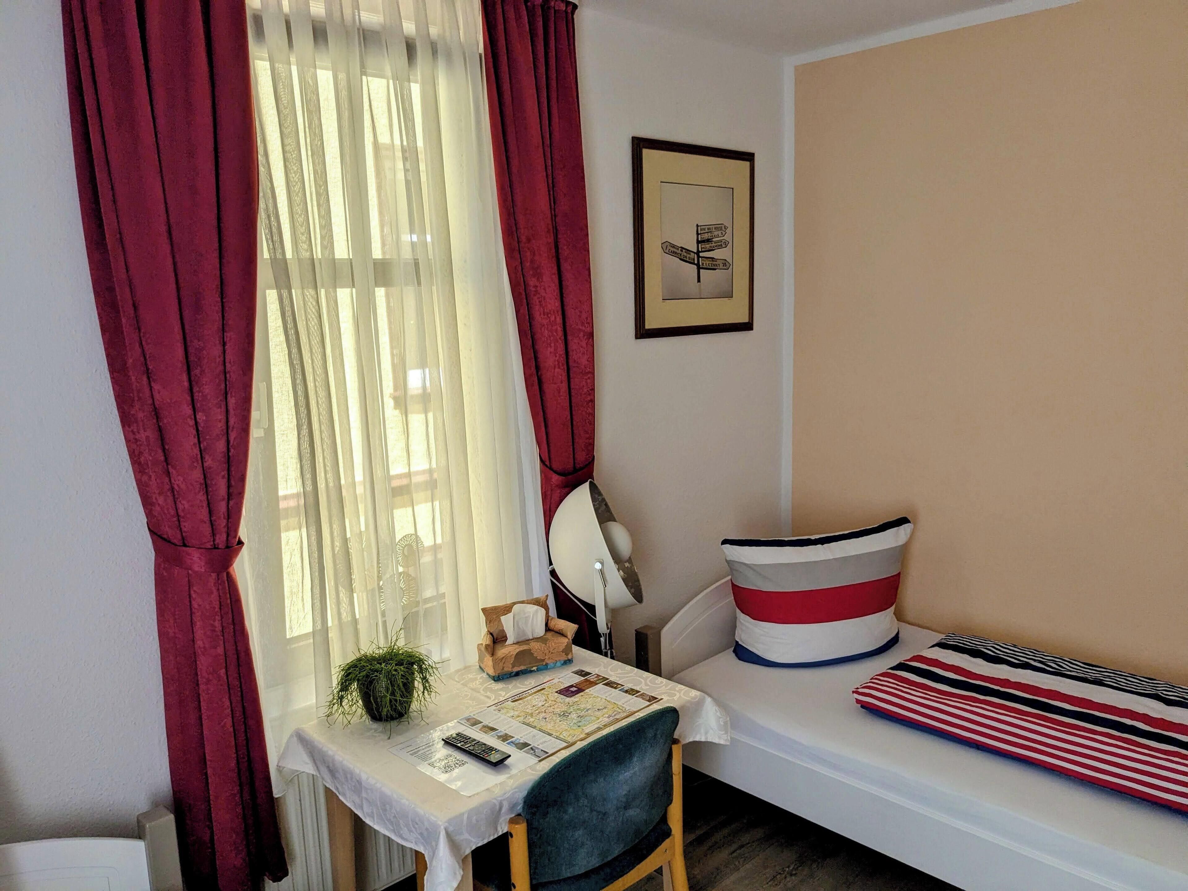 Classic-Doppel- oder -Zweibettzimmer, Mehrere Betten, Nichtraucher | Schreibtisch, Verdunkelungsvorhänge, kostenloses WLAN, Bettwäsche