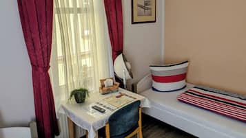 Classic-Doppel- oder -Zweibettzimmer, Mehrere Betten, Nichtraucher | Schreibtisch, Verdunkelungsvorhänge, kostenloses WLAN, Bettwäsche