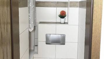 Classic-Doppelzimmer zur Einzelnutzung, 1 Doppelbett, Nichtraucher | Badezimmer | Dusche, Haartrockner, Handtücher, Seife
