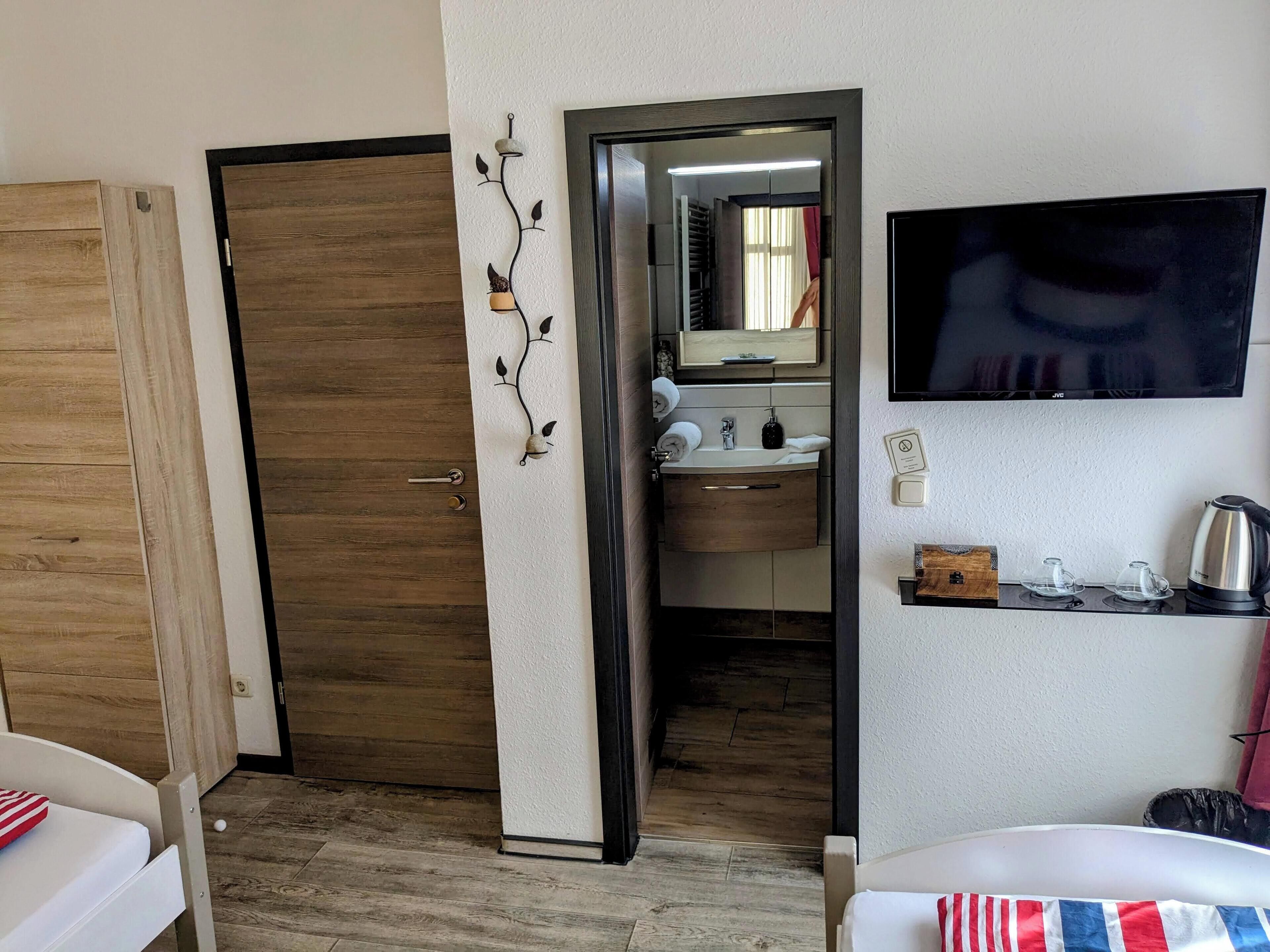 Classic-Doppel- oder -Zweibettzimmer, Mehrere Betten, Nichtraucher | Schreibtisch, Verdunkelungsvorhänge, kostenloses WLAN, Bettwäsche