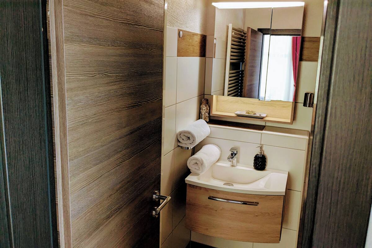 Habitación clásica con 1 cama matrimonial o 2 individuales, varias camas, para no fumadores | Escritorio, cortinas blackout, wifi gratis y ropa de cama