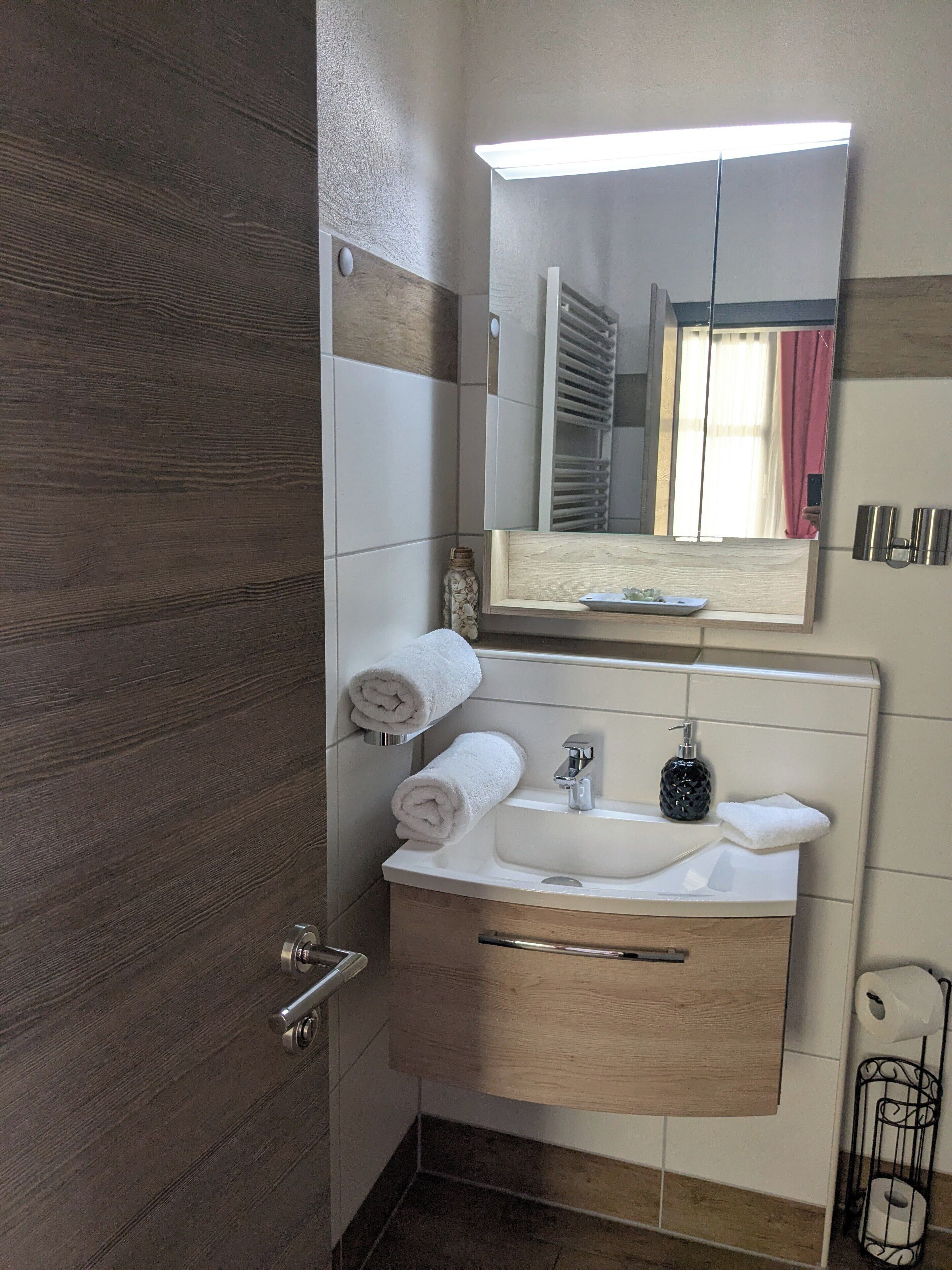 Classic-Doppel- oder -Zweibettzimmer, Mehrere Betten, Nichtraucher | Badezimmer | Dusche, Haartrockner, Handtücher, Seife