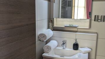 Classic-Doppel- oder -Zweibettzimmer, Mehrere Betten, Nichtraucher | Badezimmer | Dusche, Haartrockner, Handtücher, Seife