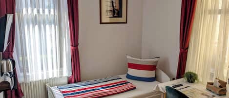 Habitación clásica con 1 cama doble o 2 individuales, varias camas, no fumadores | Escritorio, cortinas opacas, wifi gratis y ropa de cama